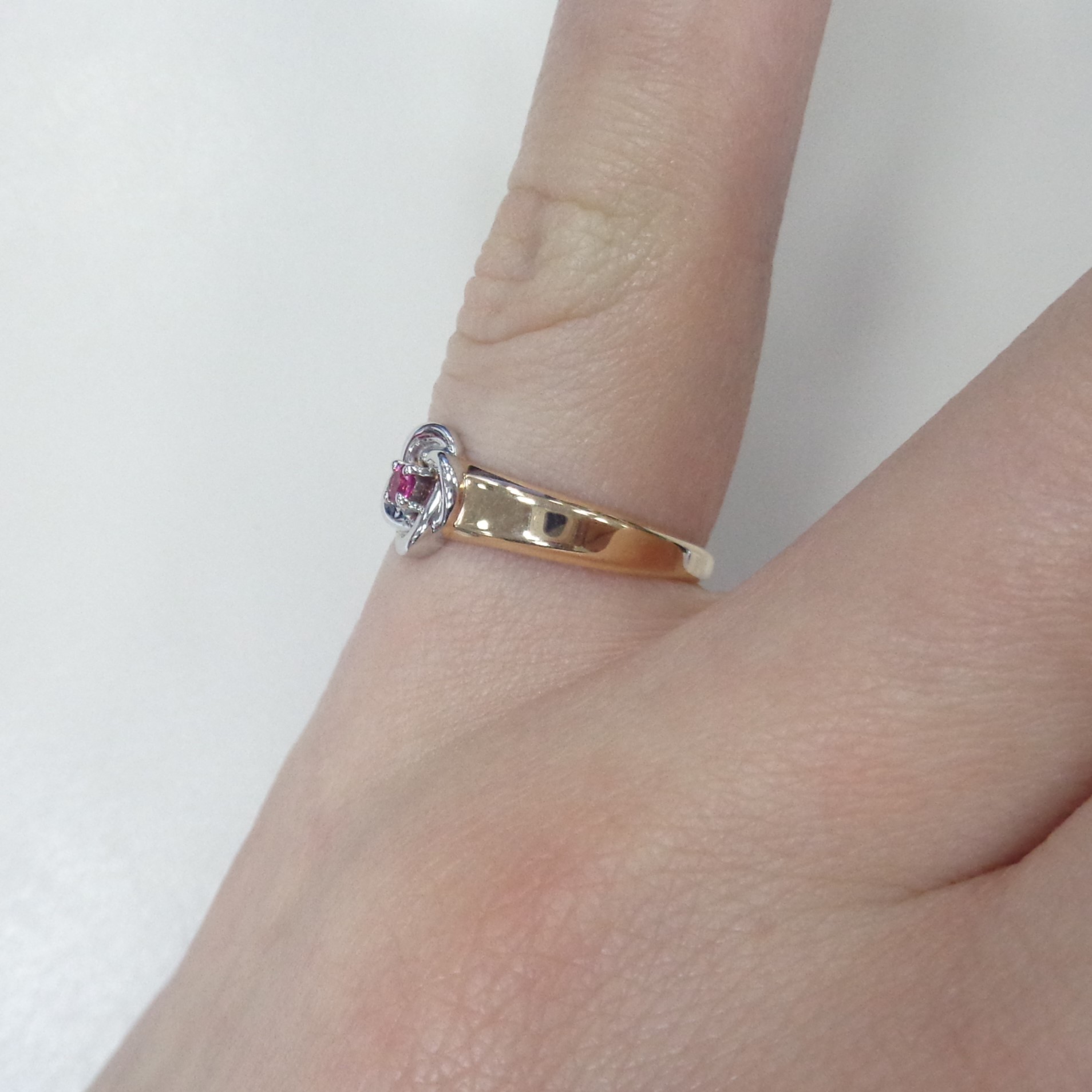 Кольцо из золота с рубином "Цветок"